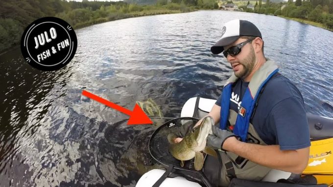 Julo en train de pêcher en rivière. // Source : Youtube/ Julo Fish & Fun