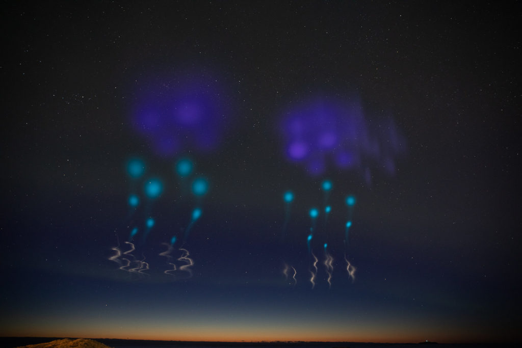Non, ces nuages ne viennent pas des extraterrestres. // Source : NASA/Lee Wingfield (photo recadrée)