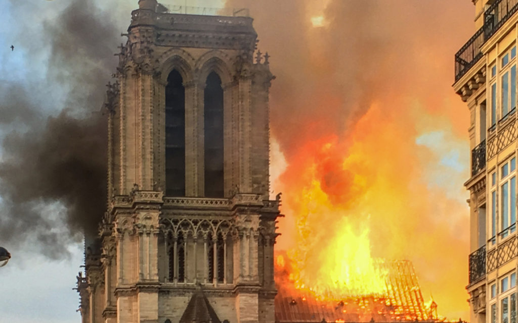 L'incendie de Notre Dame le 15 avril 2019. // Source : Wikimedia/CC/LeLaisserPasserA38 (photo recadrée)