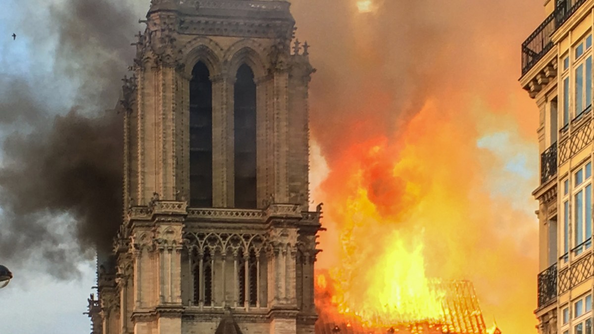 L'incendie de Notre Dame le 15 avril 2019. // Source : Wikimedia/CC/LeLaisserPasserA38 (photo recadrée)