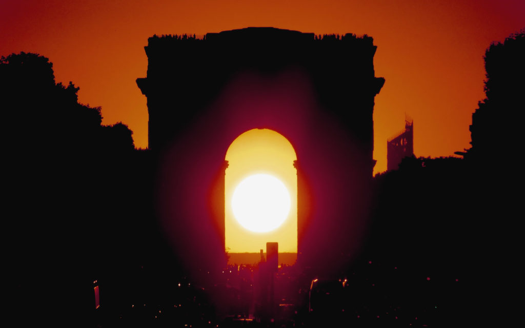 Le Soleil se couche sous l'Arc de Triomphe, le 1er août 2013. // Source : Wikimedia/CC/Siren-Com (photo recadrée)