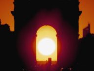 Le Soleil se couche sous l'Arc de Triomphe, le 1er août 2013. // Source : Wikimedia/CC/Siren-Com (photo recadrée)