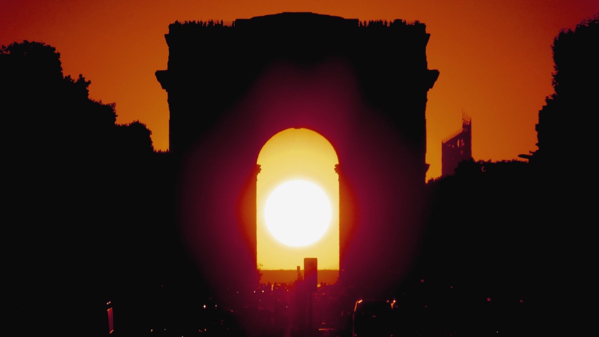 Le Soleil se couche sous l'Arc de Triomphe, le 1er août 2013. // Source : Wikimedia/CC/Siren-Com (photo recadrée)