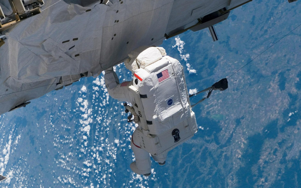 Un astronaute de l'ISS pendant une sortie. // Source : Pixabay (photo recadrée)