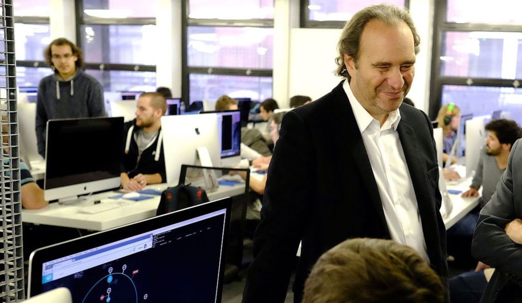 Xavier Niel à l'École 42 // Source : Wikimedia Commons/Ministère français de l'Enseignement supérieur et de la recherche