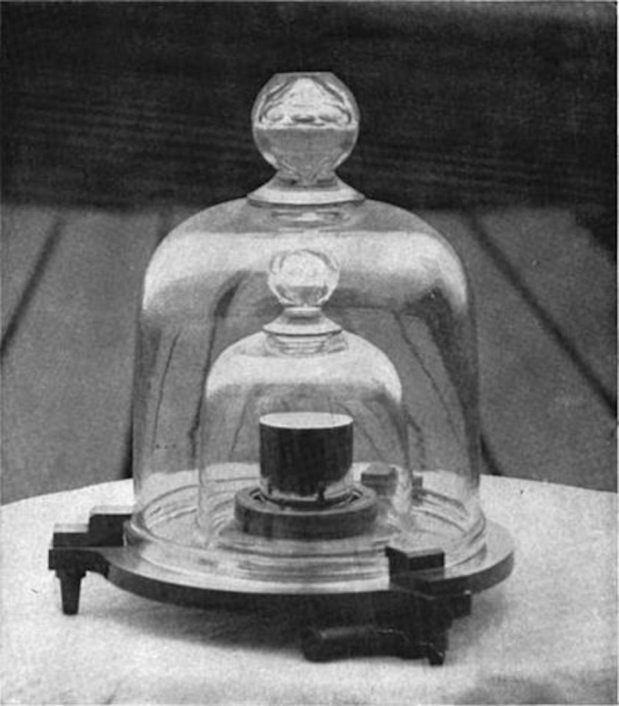 Le kilogramme standard // Source : Wikimedia/ US National Bureau of Standards, now National Institute of Standards and Technology (NIST)