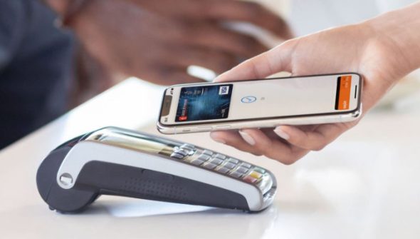 Apple Pay utilise la puce NFC de l'iPhone, à laquelle les autres développeurs n'ont pas droit. // Source : Apple