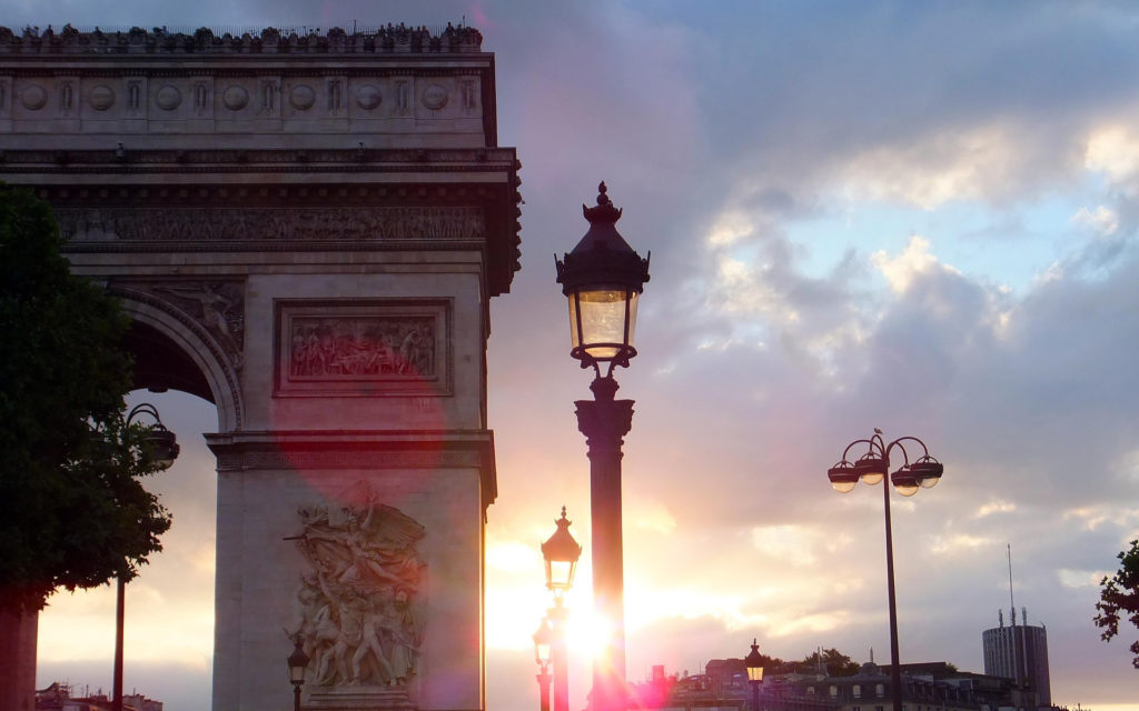 Un coucher de Soleil à côté de l'Arc de Triomphe. // Source : Pixabay (photo recadrée)