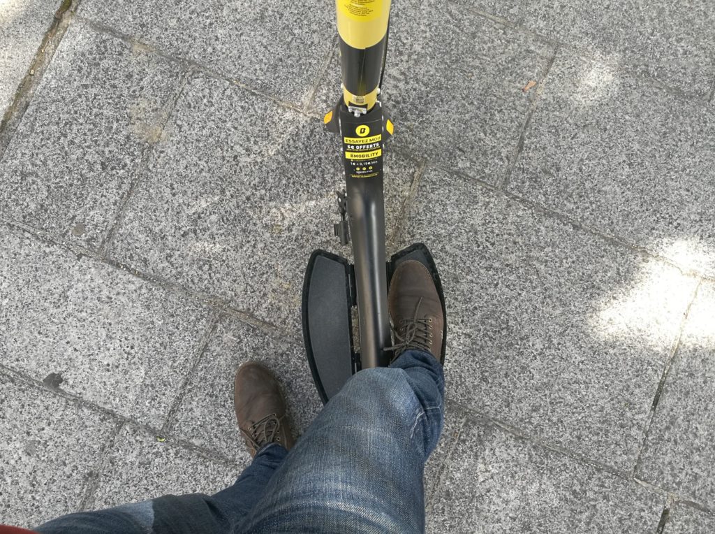 Les marche-pieds de la trottinette B Mobility. // Source : Léopold Maçon