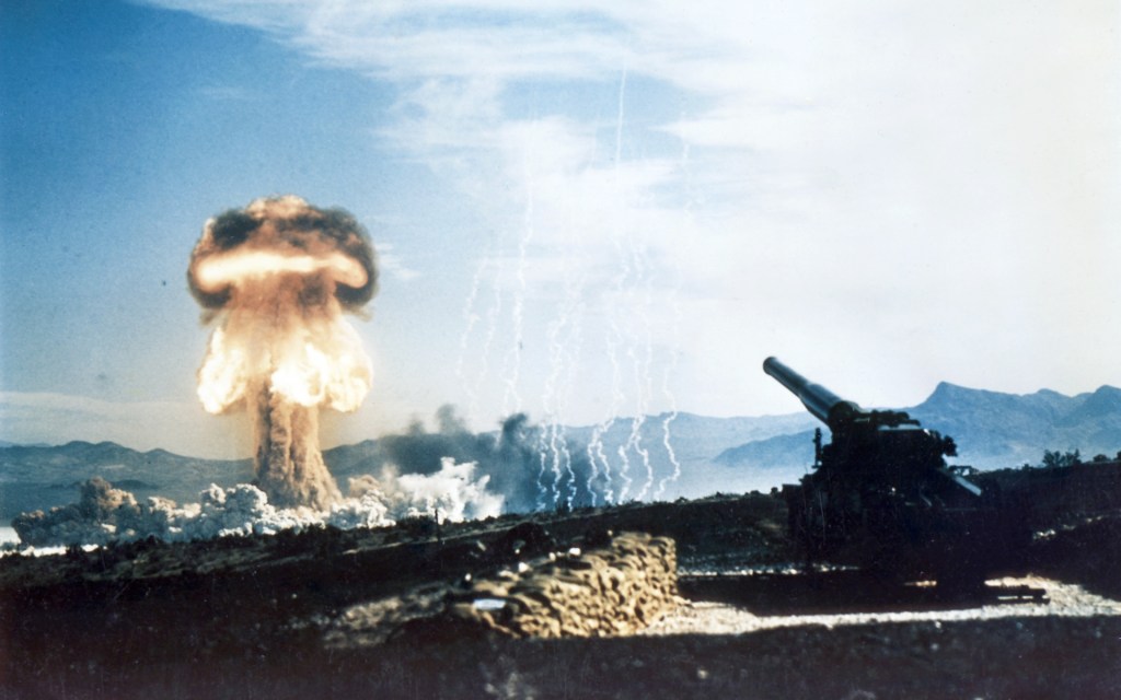 Un test de bombe atomique en 1953. // Source : Wikimedia/Domaine public (photo recadrée)