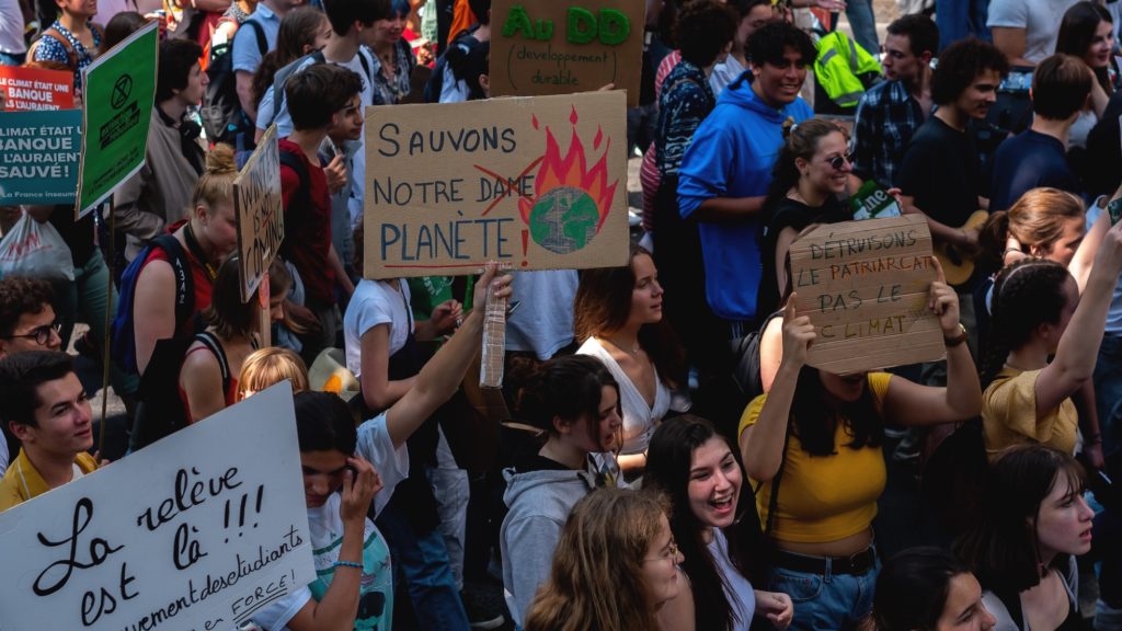La jeunesse dans la rue pour protéger le climat à Paris. Image d'illustration; // Source : Léa Hamadi pour Numerama