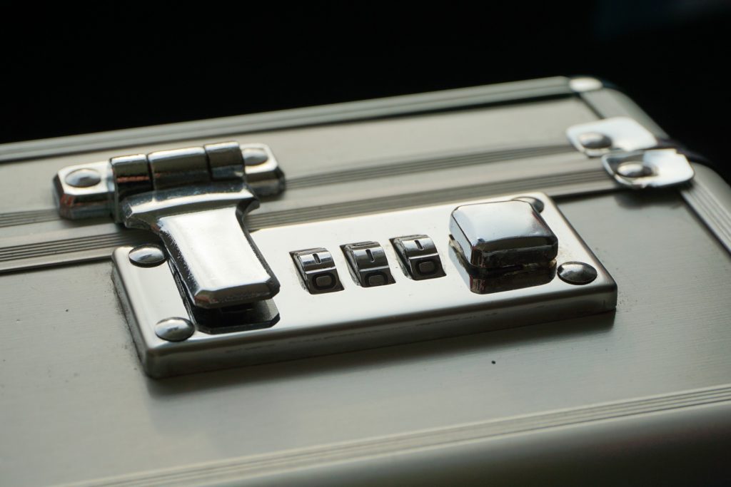 Il ne faut que 15 minutes pour déverouiller cette mallette. Il ne faut que 15 minutes pour déverouiller cette mallette.