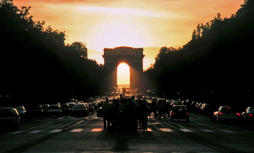 Le Soleil se couche sous l'Arc de Triomphe, le 4 août 1997. // Source : Wikimedia/CC/GodefroyParis