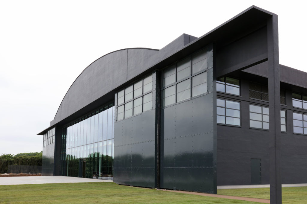 L'un des hangars dédiés à la voiture électrique // Source : Dyson L'un des hangars dédiés à la voiture électrique // Source : Dyson
