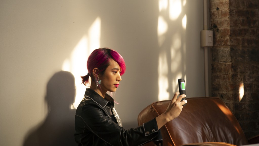 Une femme tenant un smartphone. Photo d'illustration. // Source : Broadly Gender Photos / VIce Une femme tenant un smartphone. Photo d'illustration. // Source : Broadly Gender Photos / VIce