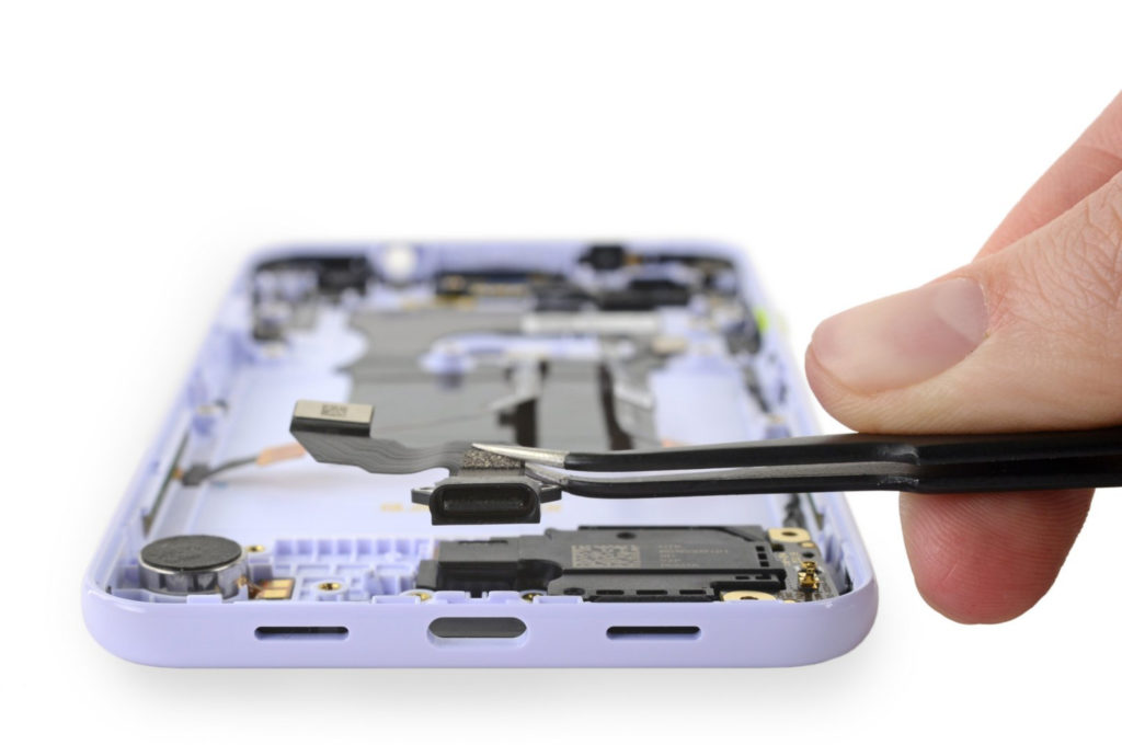 iFixit souligne la facilité avec laquelle on peut retirer la plupart des éléments du smartphone. // Source : iFixit