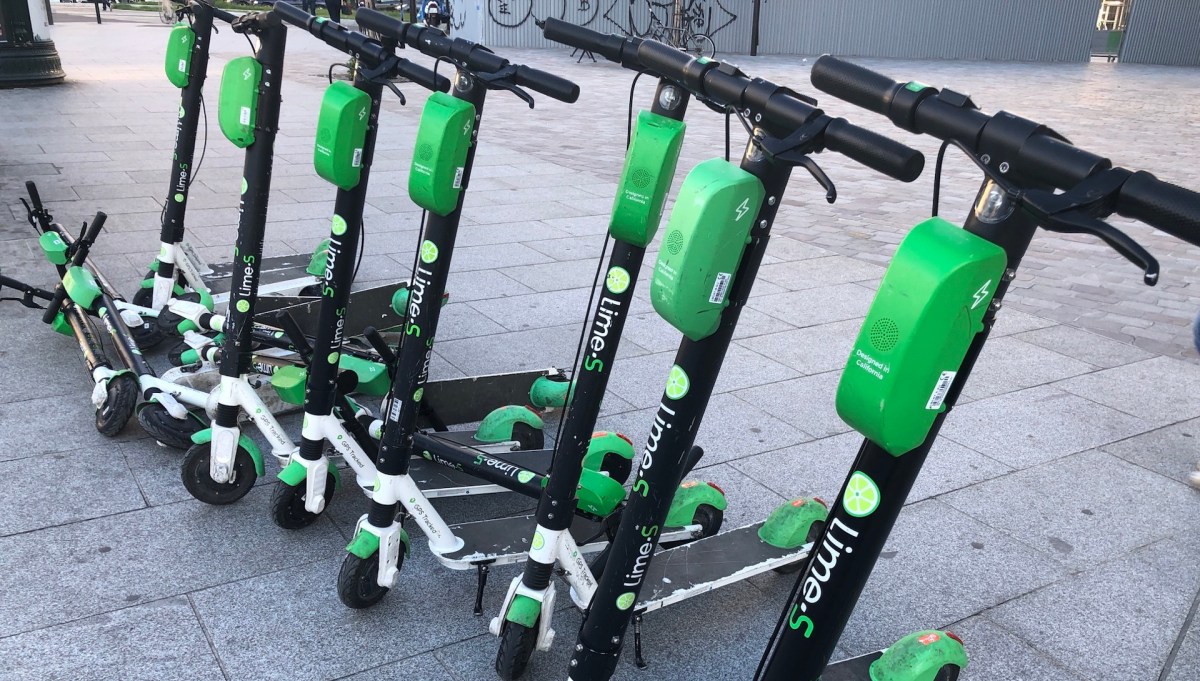 Des trottinettes Lime dans la rue à Paris // Source : Marie Turcan pour Numerama