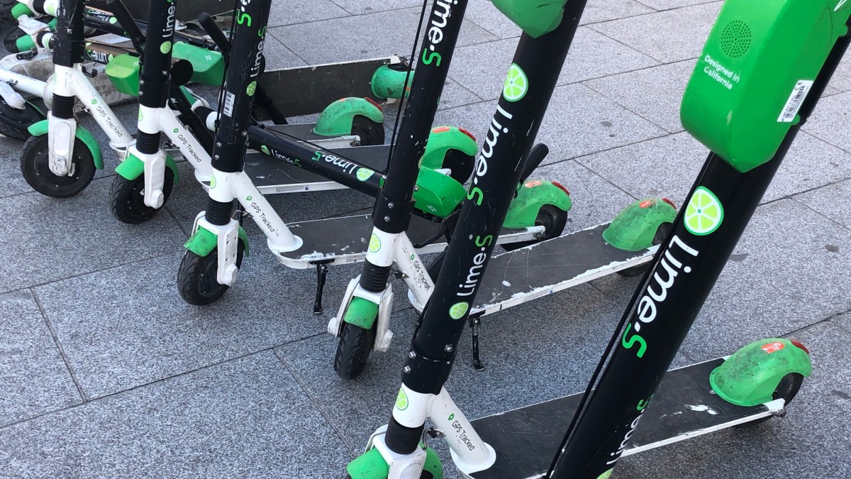 Des trottinettes Lime dans la rue à Paris // Source : Marie Turcan pour Numerama