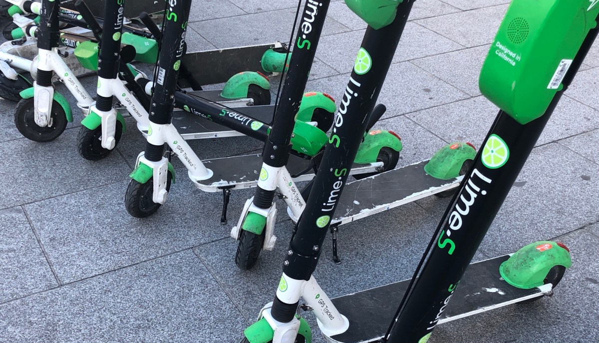 Des trottinettes Lime dans la rue à Paris // Source : Marie Turcan pour Numerama