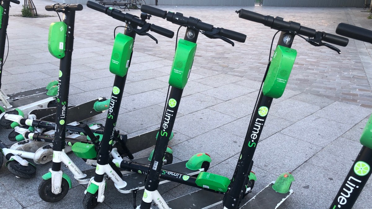 Des trottinettes Lime dans la rue à Paris // Source : Marie Turcan pour Numerama