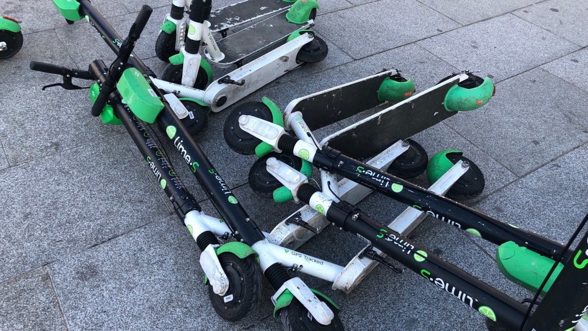 Des trottinettes Lime dans la rue à Paris // Source : Marie Turcan pour Numerama