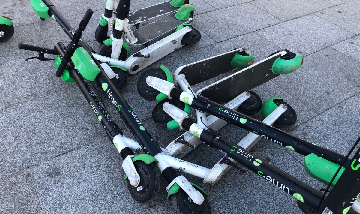 Des trottinettes Lime dans la rue à Paris // Source : Marie Turcan pour Numerama