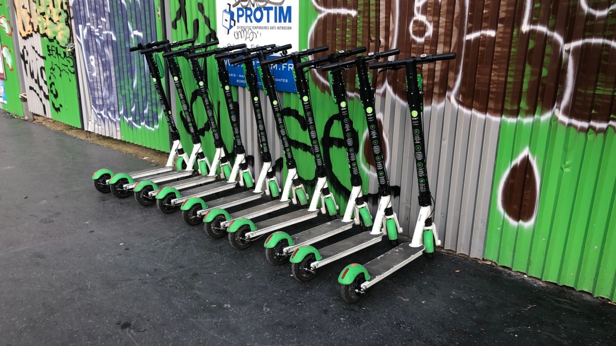 Des trottinettes Lime dans la rue à Paris // Source : Marie Turcan pour Numerama