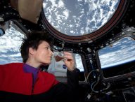 L'astronaute Samantha Cristoforetti boit un café dans l'ISS. // Source : Wikimedia/CC/Nasa (photo recadrée)