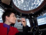 L'astronaute Samantha Cristoforetti boit un café dans l'ISS. // Source : Wikimedia/CC/Nasa (photo recadrée)