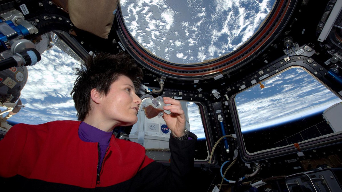 L'astronaute Samantha Cristoforetti boit un café dans l'ISS. // Source : Wikimedia/CC/Nasa (photo recadrée)