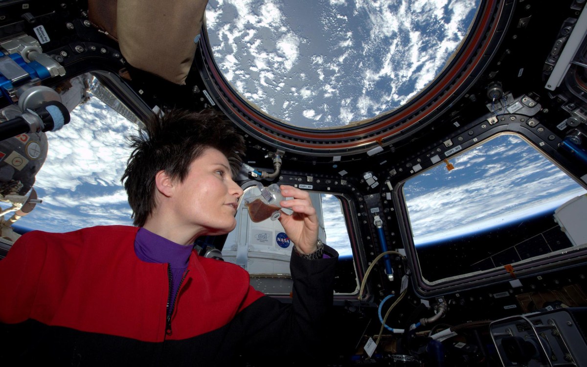 L'astronaute Samantha Cristoforetti boit un café dans l'ISS. // Source : Wikimedia/CC/Nasa (photo recadrée)