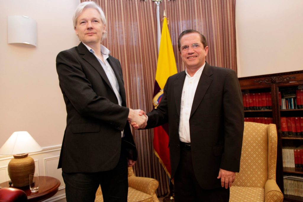 Julian Assange et le ministre Ricardo Patiño en 2013. // Source : Flickr/Cancillería del Ecuador