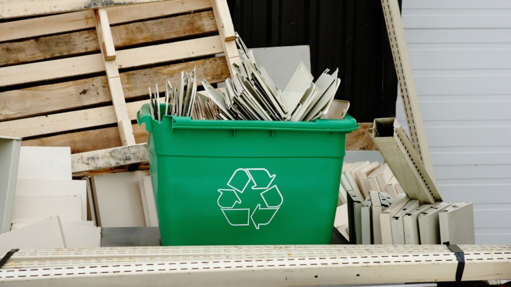 Recycling bin.  // Source: Canva