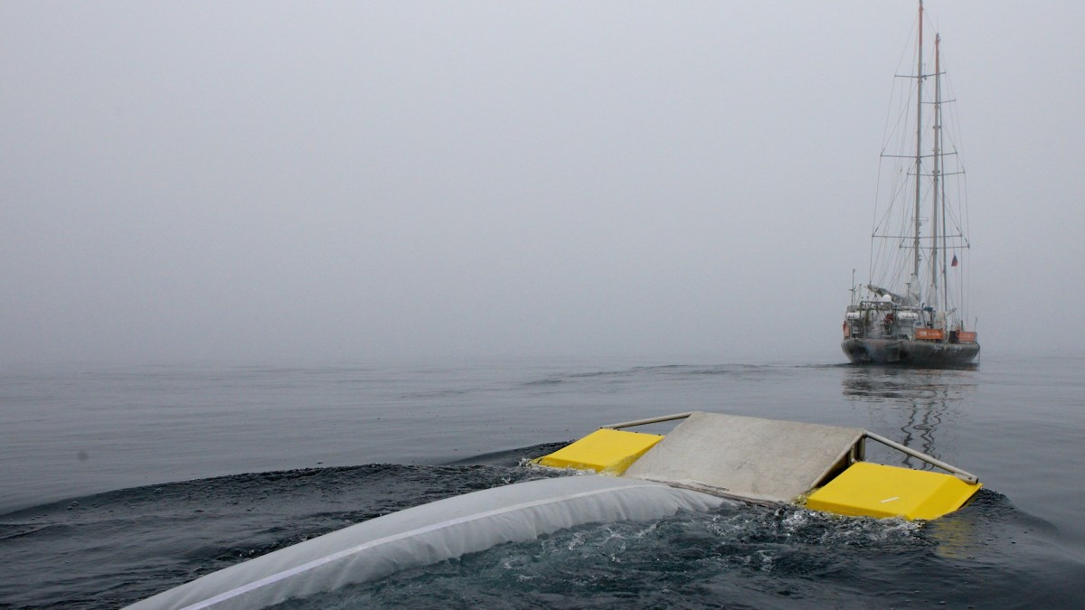 Le filet de Tara en train de collecter du plastique. // Source : Anna Deniaud Garcia - Fondation Tara Océan (photo recadrée)