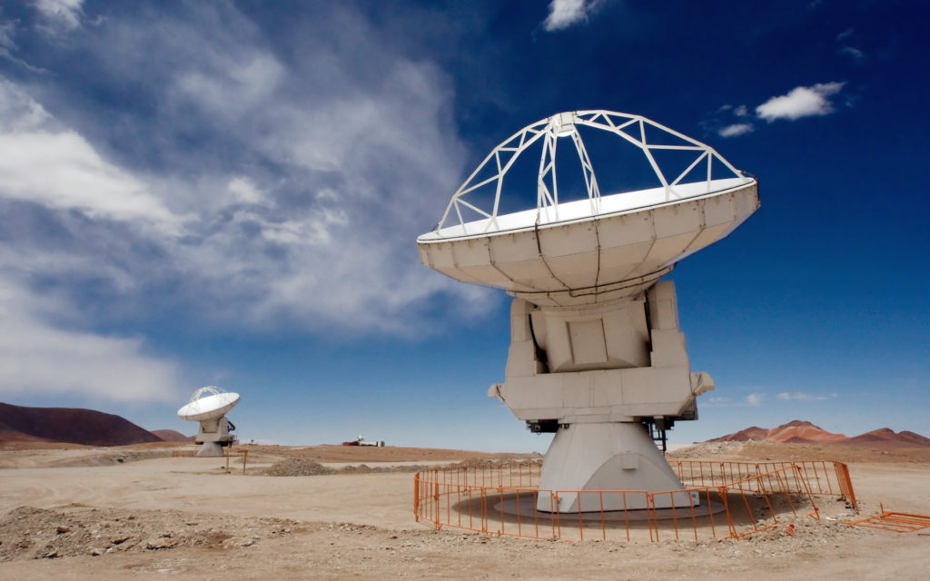 Des antennes du télescope ALMA. // Source : Wikimedia/CC/Iztok Bončina/ESO (photo recadrée)