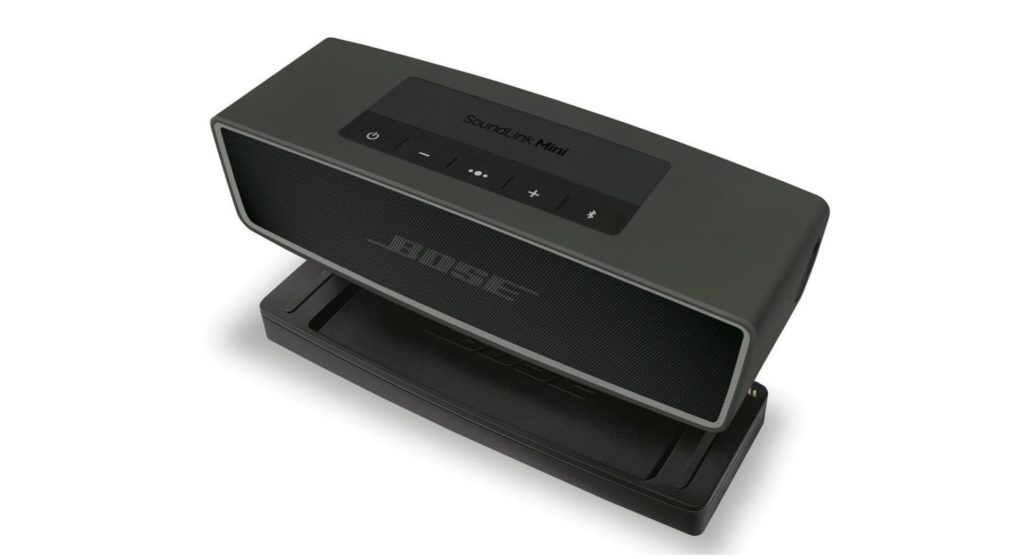 La Bose SoundLink Mini II et son socle // Source : Darty