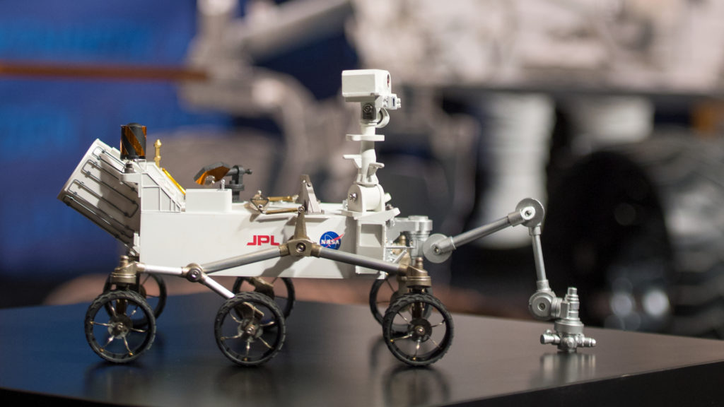 Une miniature du rover Curiosity, explorateur de Mars. // Source : NASA/Carla Cioffi (photo recadrée)