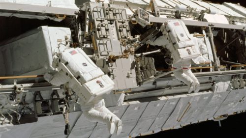 Des astronautes et la Station spatiale internationale. // Source : Pxhere (photo recadrée)