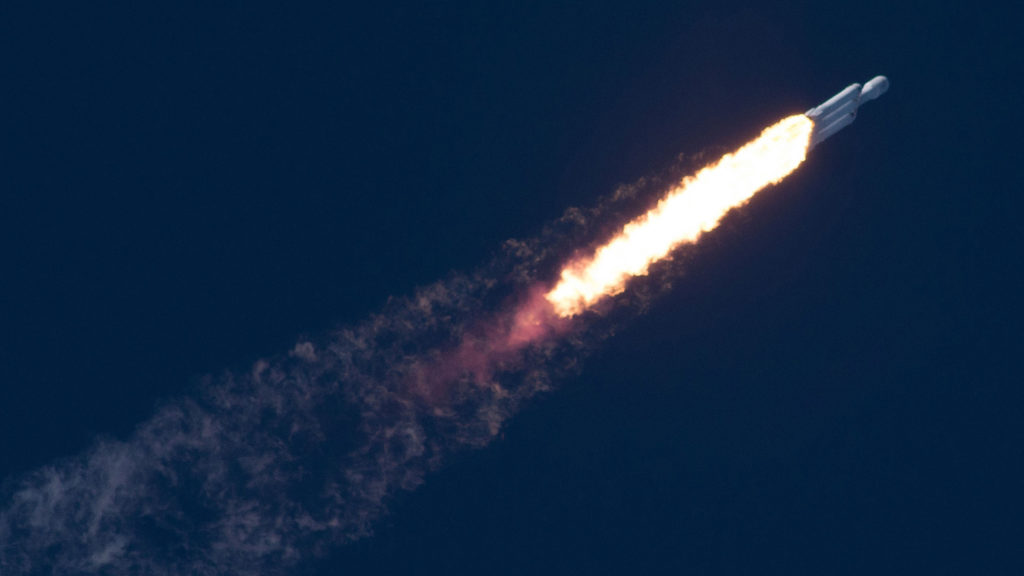 Une fusée Falcon Heavy en vol. // Source : SpaceX