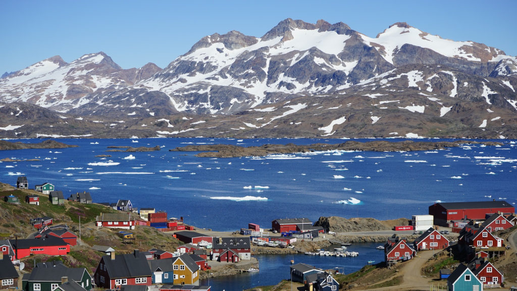 Tasiilaq, une ville au Groenland. // Source : Pixabay (photo recadrée)