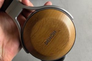 Le bambou du casque Denon AH-D9200 // Source : Numerama