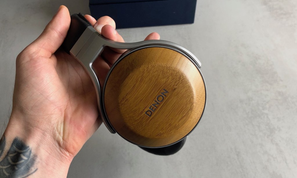 Le bambou du casque Denon AH-D9200 // Source : Numerama Le bambou du casque Denon AH-D9200 // Source : Numerama