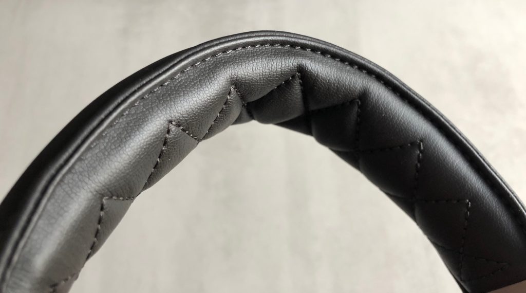 L'arceau du casque Denon AH-D9200 // Source : Numerama L'arceau du casque Denon AH-D9200 // Source : Numerama
