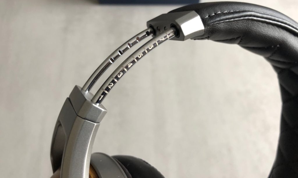 Réglage de l'arceau du casque Denon AH-D9200 // Source : Numerama