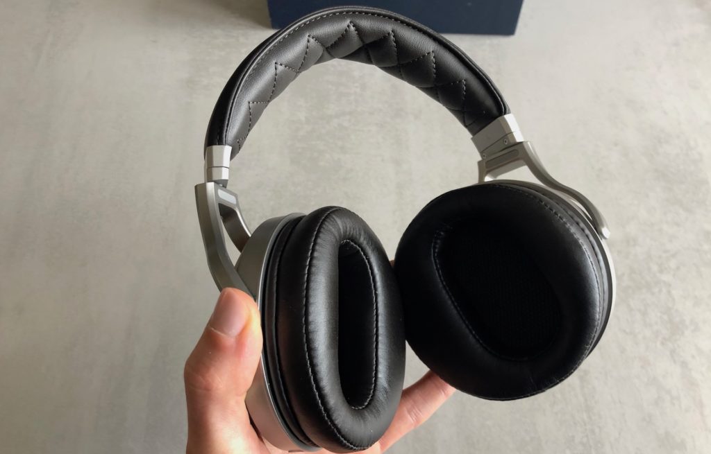 Les oreillettes du casque Denon AH-D9200 // Source : Numerama Les oreillettes du casque Denon AH-D9200 // Source : Numerama