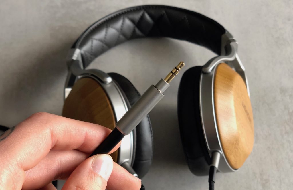 Port jack du casque Denon AH-D9200 // Source : Numerama Port jack du casque Denon AH-D9200 // Source : Numerama