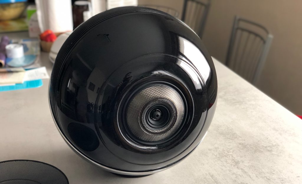 Enceinte Cabasse Pearl (avant, sans grille) // Source : Numerama Enceinte Cabasse Pearl (avant, sans grille) // Source : Numerama