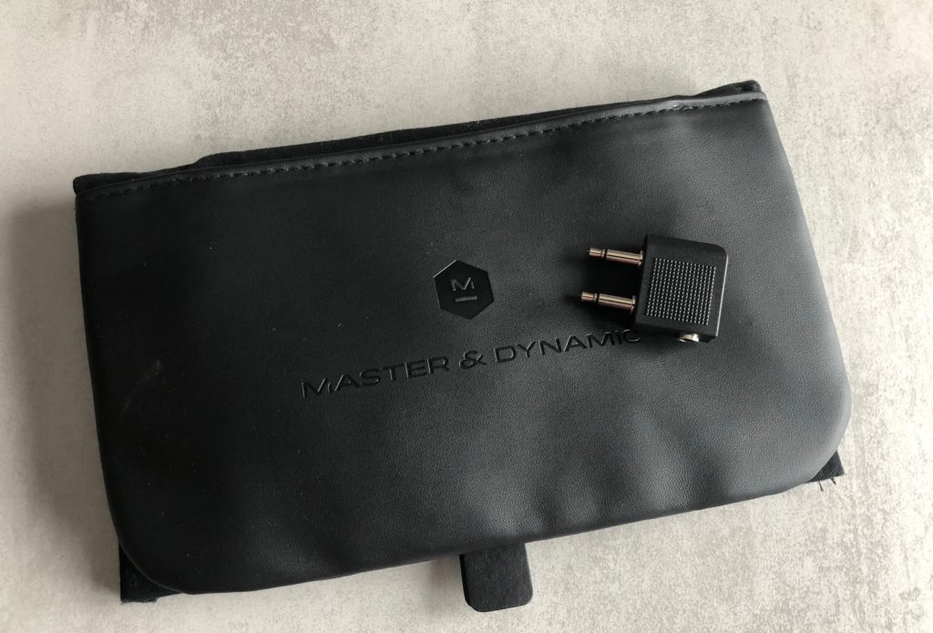 Pochette du casque Master & Dynamic MW65 (et l'adaptateur avion) // Source : Numerama