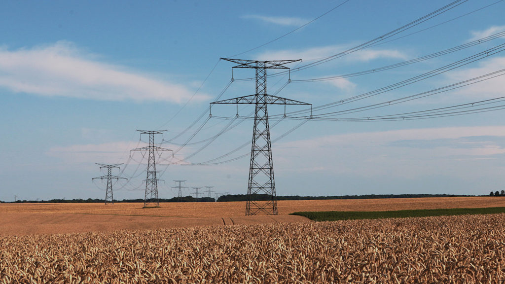 Les lignes à haute tension émettent des champs magnétiques à basses fréquences. // Source : Pixabay (photo recadrée)