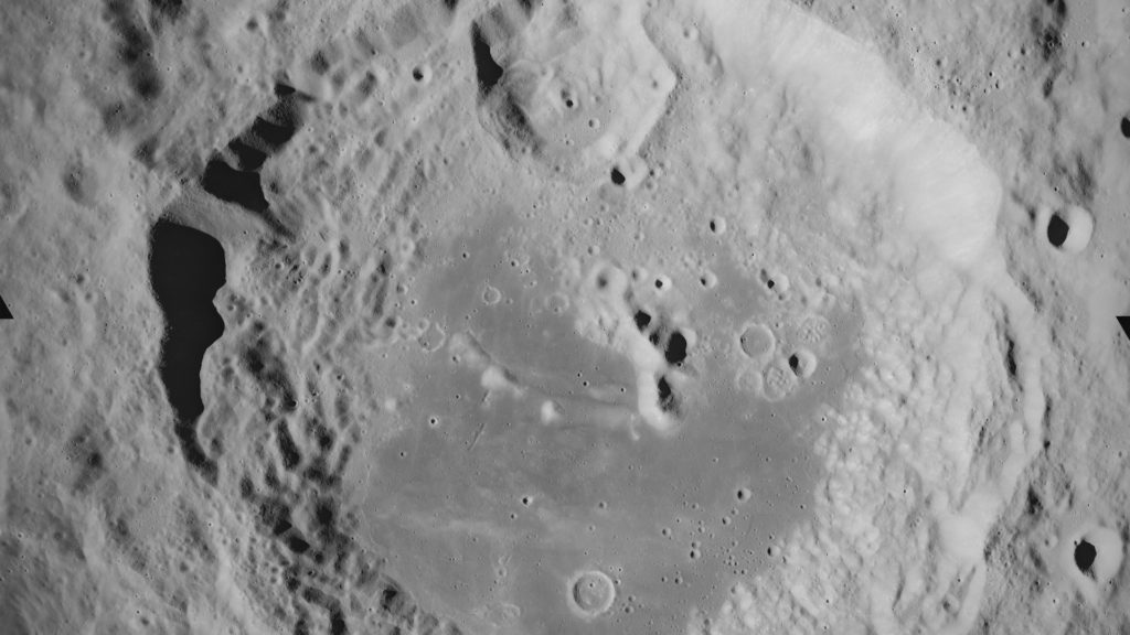 Le cratère d'impact Aitken photographié lors de la mission Apollo 17. // Source : Wikimedia/CC/Lunar & Planetary Institute (photo recadrée)